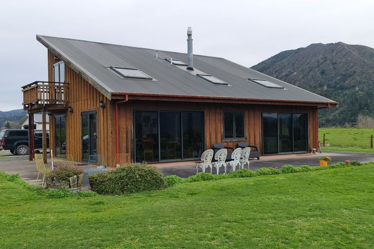 Photo of property in 72 Hotham Street, Murchison, 7007