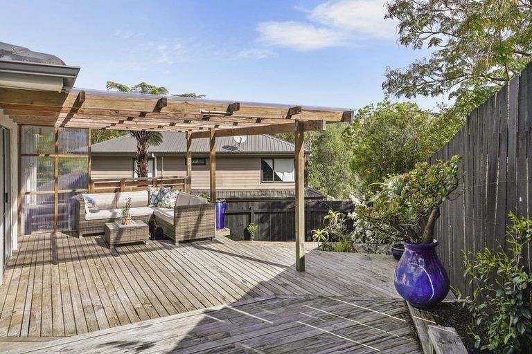 Photo of property in 18 Cottam Grove, Northcross, Auckland, 0632