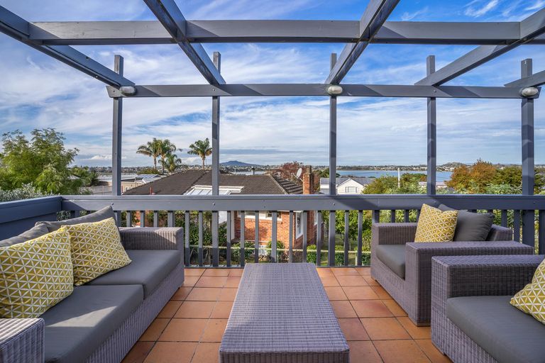Photo of property in 2/101 Sylvan Avenue, Northcote, Auckland, 0627