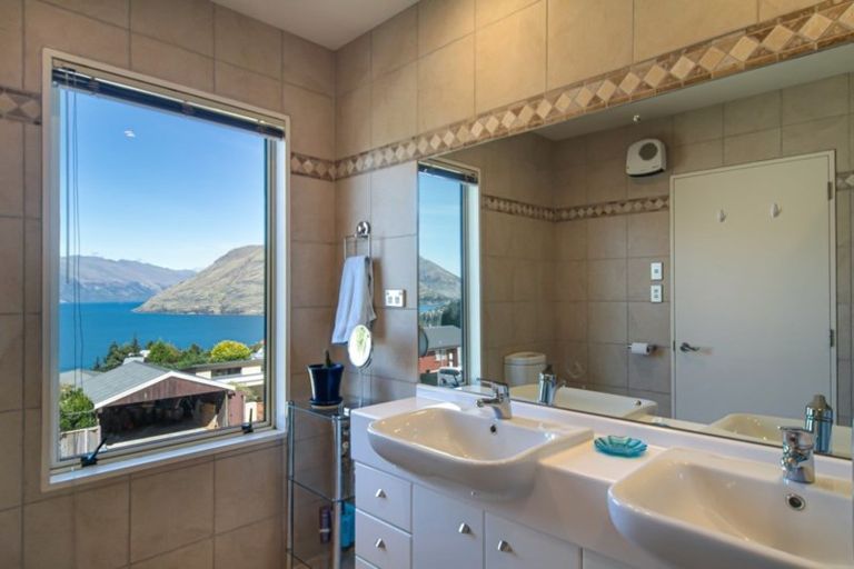 Photo of property in 28 Wynyard Crescent, Fernhill, Queenstown, 9300