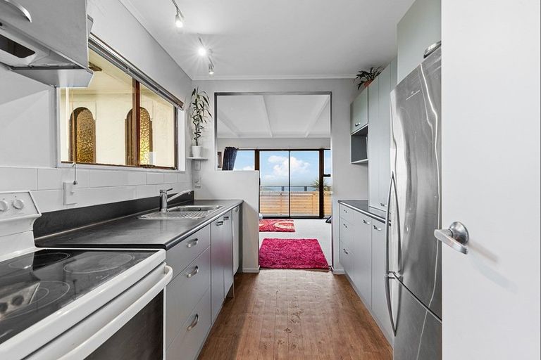 Photo of property in 40a Somes Crescent, Newlands, Wellington, 6037