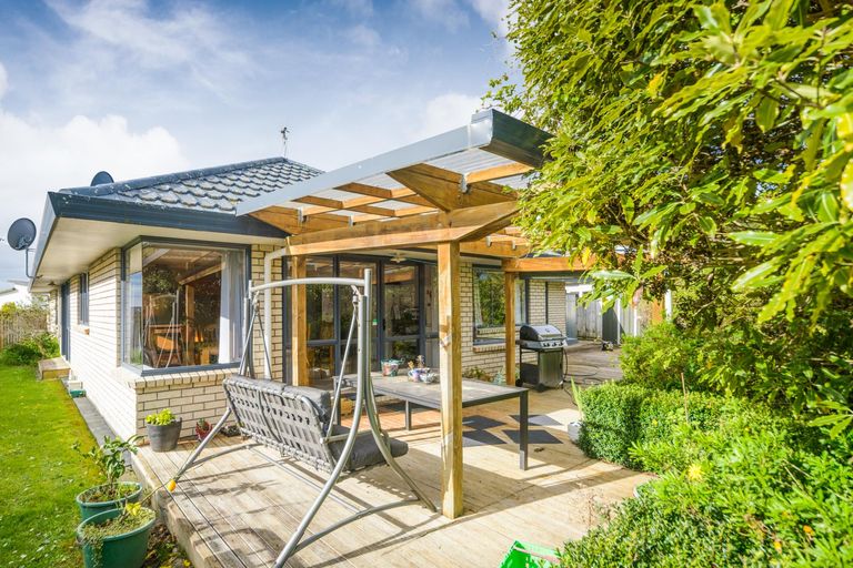 Photo of property in 114 Ruapehu Drive, Fitzherbert, Palmerston North, 4410