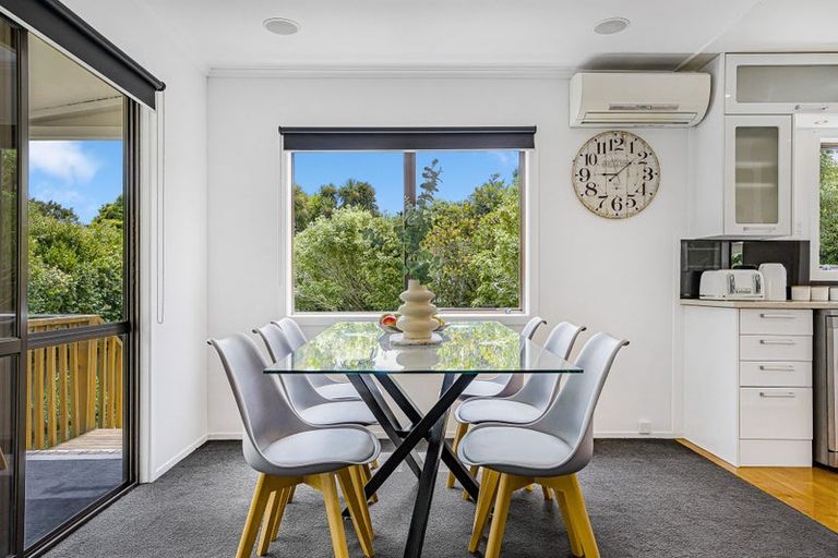 Photo of property in 28 Grassmere Road, Henderson Valley, Auckland, 0612