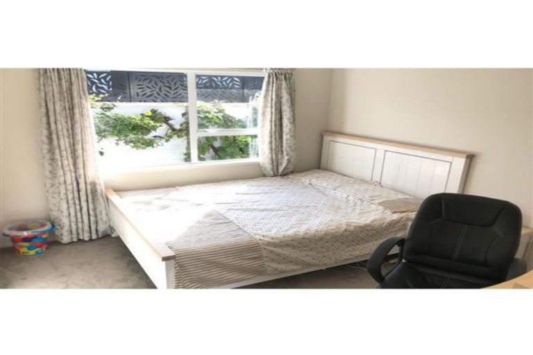 Photo of property in 10 Oakpark Place, West Harbour, Auckland, 0618