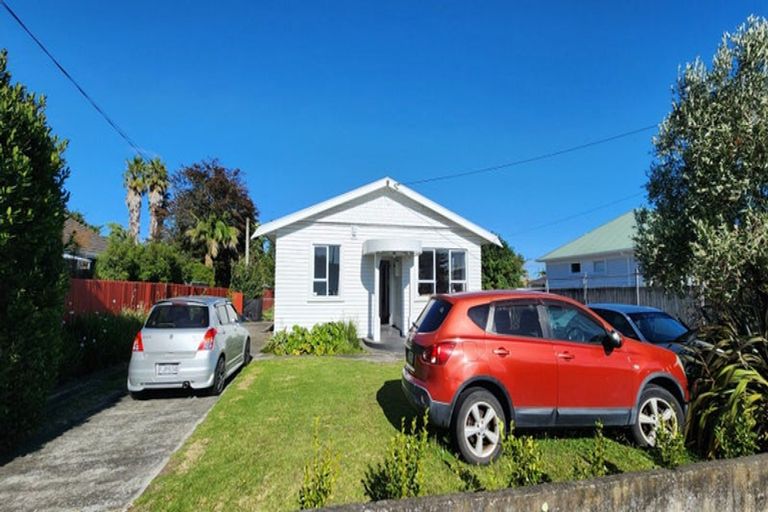 Photo of property in 134 Seaview Road, Westown, New Plymouth, 4310