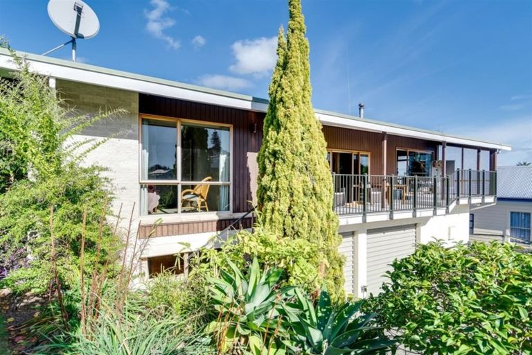 Photo of property in 2 Colenso Avenue, Hospital Hill, Napier, 4110