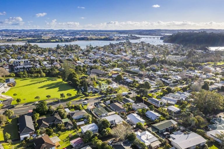 Photo of property in 2/49 Tramway Road, Beach Haven, Auckland, 0626