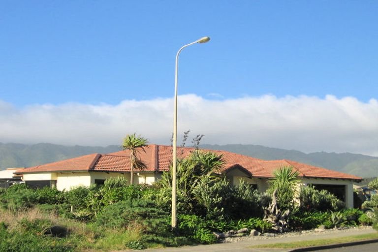 Photo of property in 2 Olliver Grove, Waikanae Beach, Waikanae, 5036