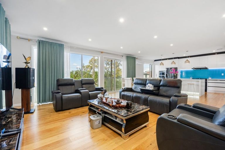 Photo of property in 25 Pupuke Road, Birkenhead, Auckland, 0627