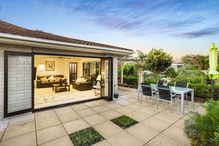 Photo of property in 2 Edgewater Grove, Orewa, 0931