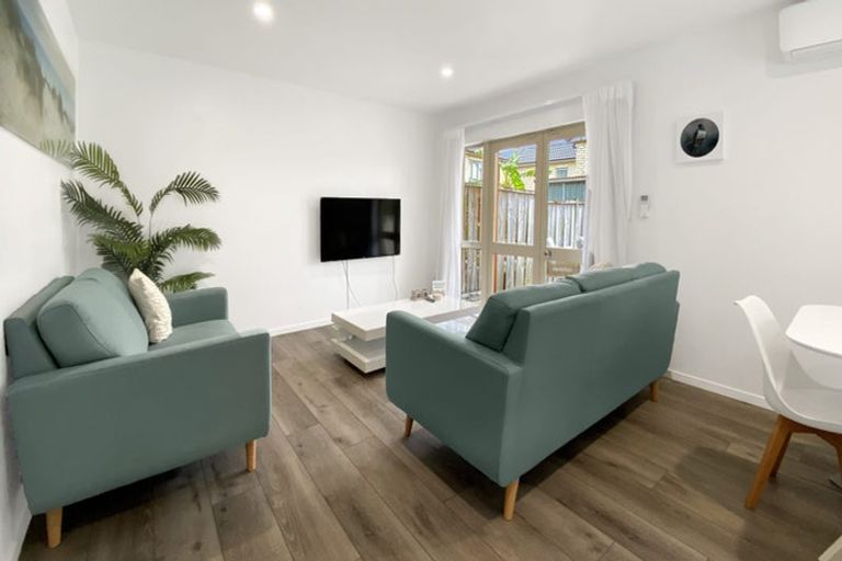 Photo of property in 2/49 Fields Parade, Oteha, Auckland, 0632