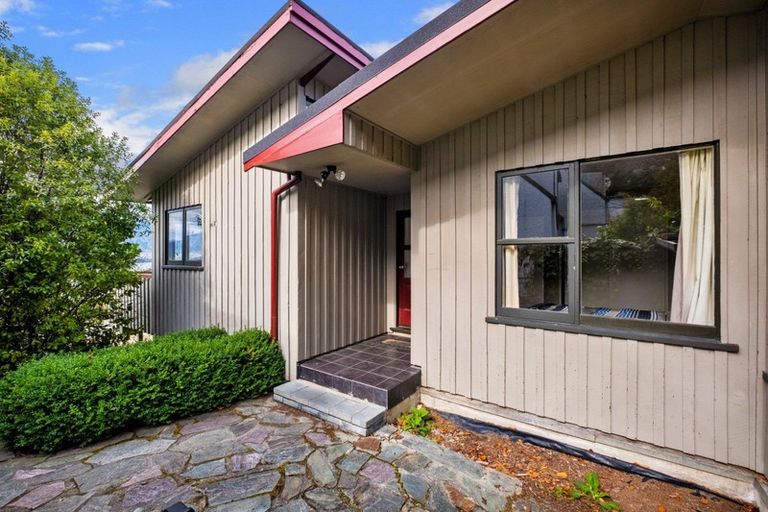 Photo of property in 6 Wynyard Crescent, Fernhill, Queenstown, 9300