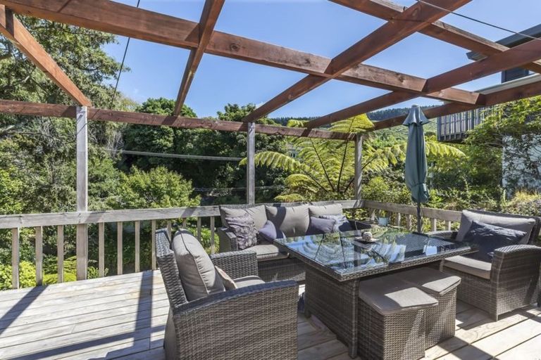 Photo of property in 14 Romney Square, Tawa, Wellington, 5028