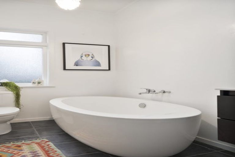 Photo of property in 13 Elcoat Avenue, Henderson, Auckland, 0612