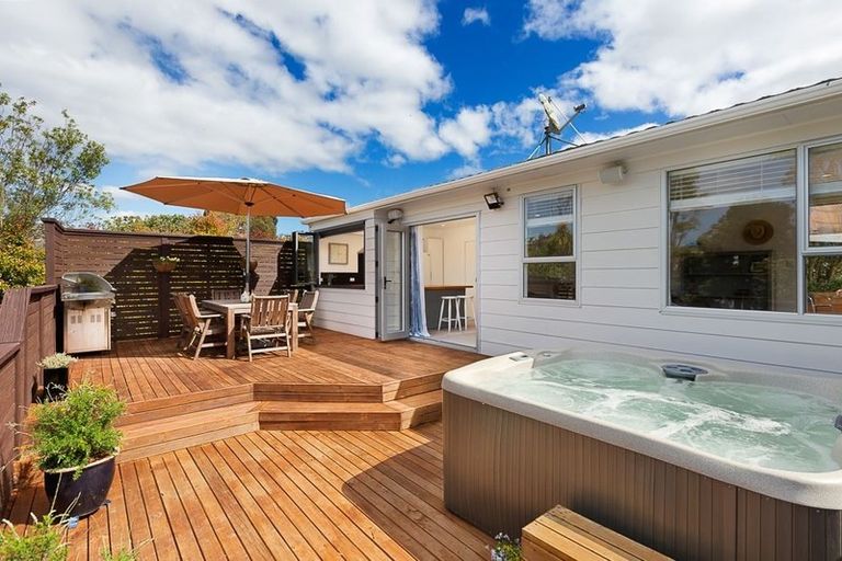 Photo of property in 5 Clensmore Place, Torbay, Auckland, 0630