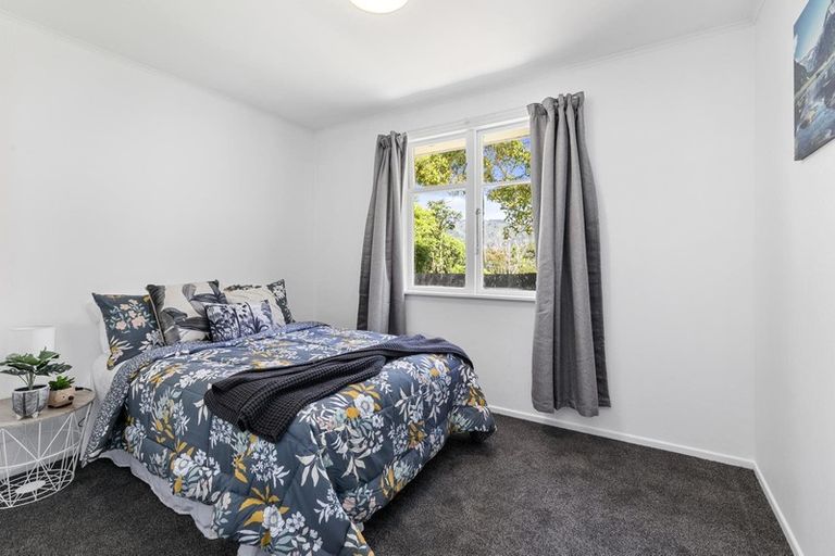 Photo of property in 9 Gribble Grove, Stokes Valley, Lower Hutt, 5019