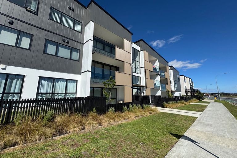 Photo of property in 2/1g Dishys Road, Flat Bush, Auckland, 2019