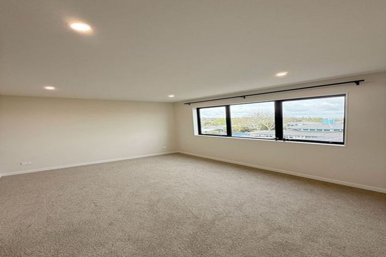 Photo of property in 73 Hutchinsons Road, Bucklands Beach, Auckland, 2014