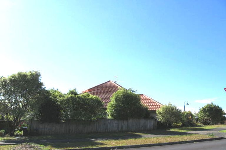 Photo of property in 2 Tyrico Close, Unsworth Heights, Auckland, 0632