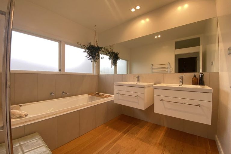 Photo of property in 37 Gill Avenue, Te Atatu Peninsula, Auckland, 0610