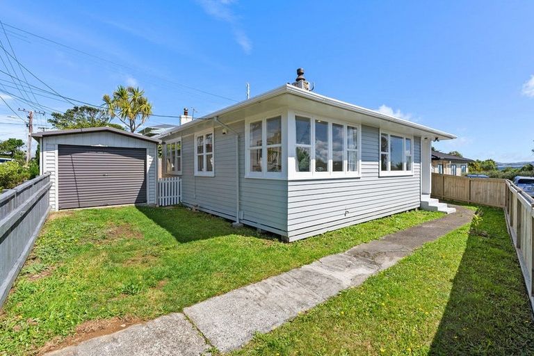 Photo of property in 4 Balmain Street, Newlands, Wellington, 6037