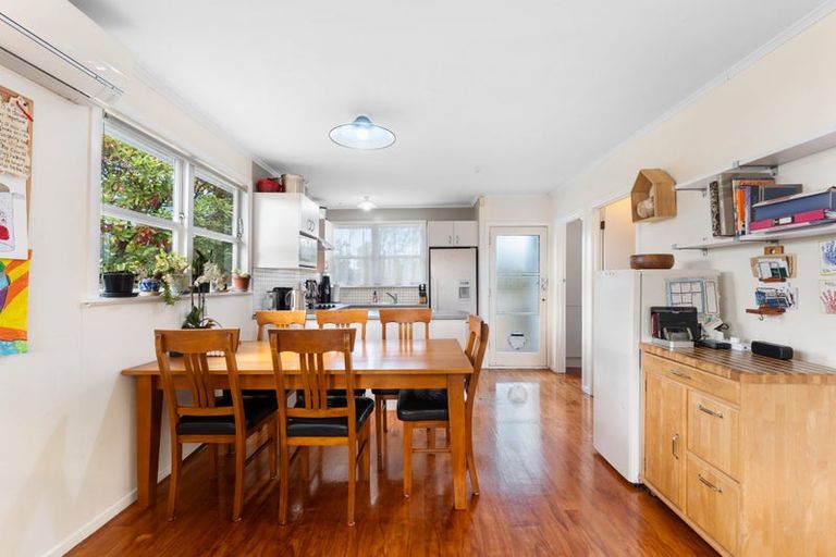 Photo of property in 7 Bayside Avenue, Te Atatu Peninsula, Auckland, 0610