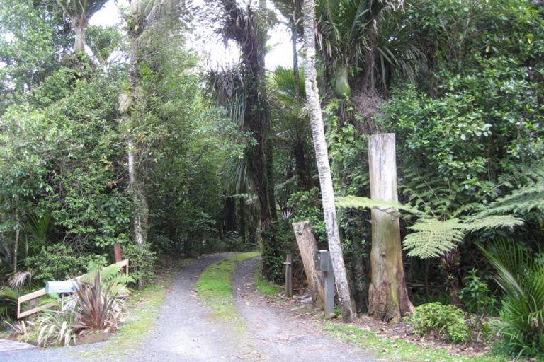 Photo of property in 56 Bush Road, Waiatarua, Auckland, 0604