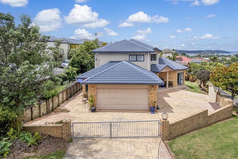 Photo of property in 19 Belleaire Court, West Harbour, Auckland, 0618