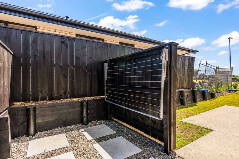 Photo of property in 4 Manaakitia Road, Karaka, 2124