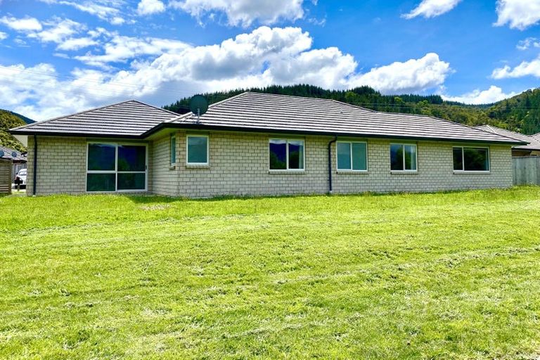 Photo of property in 4 Cory Jane Grove, Riverstone Terraces, Upper Hutt, 5018