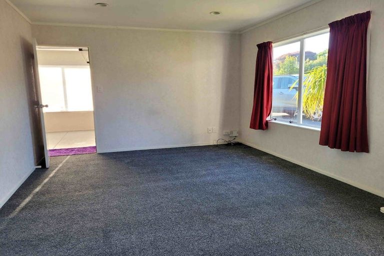 Photo of property in 14 Lanier Place, Glendene, Auckland, 0602