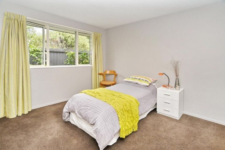 Photo of property in 27a Farnswood Place, Redwood, Christchurch, 8051