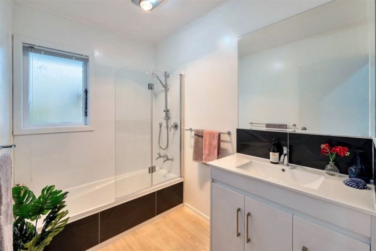 Photo of property in 7 Serjeant Street, Henderson, Auckland, 0612