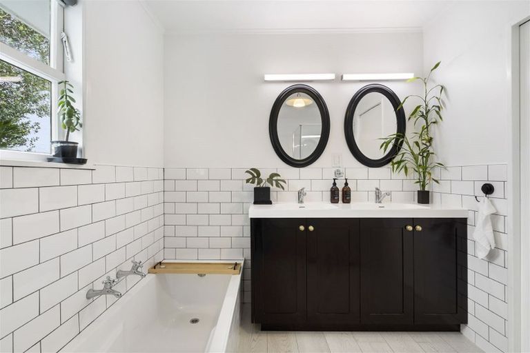 Photo of property in 19 Agincourt Street, Glenfield, Auckland, 0629