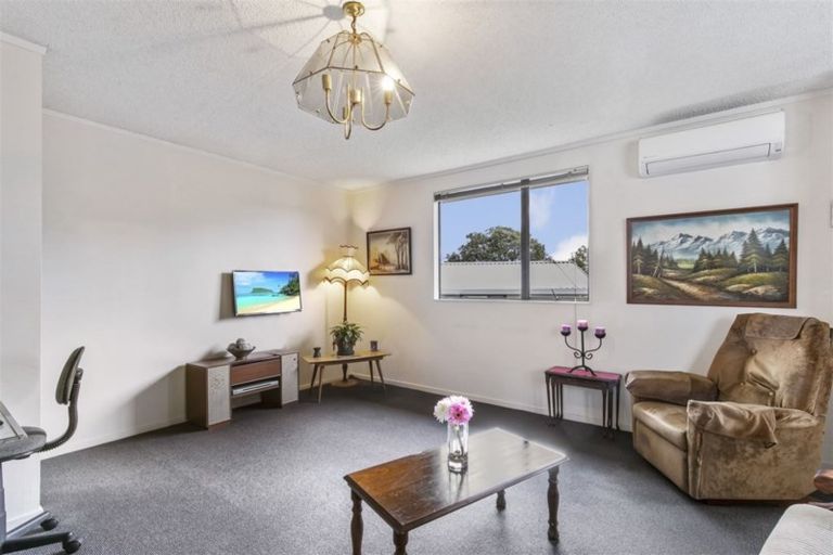 Photo of property in 2/8 Inca Place, Red Hill, Papakura, 2110