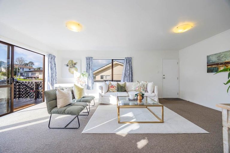 Photo of property in 2/2 Tacitus Place, Totara Vale, Auckland, 0629