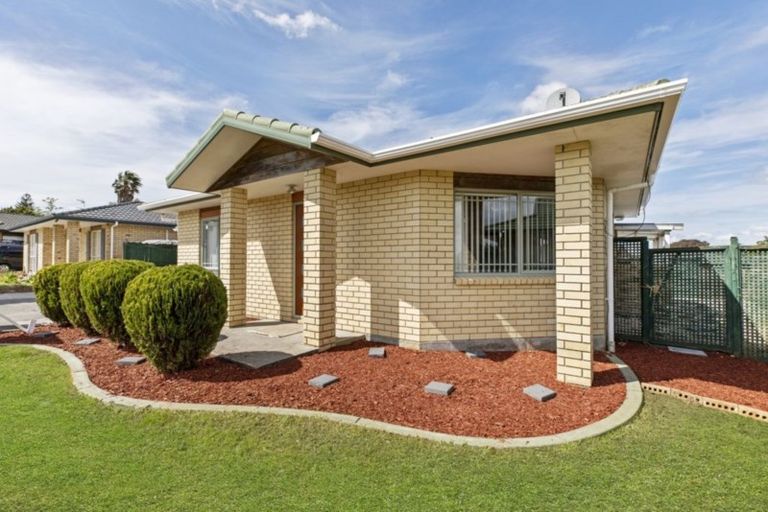 Photo of property in 30 Etherton Drive, Weymouth, Auckland, 2103