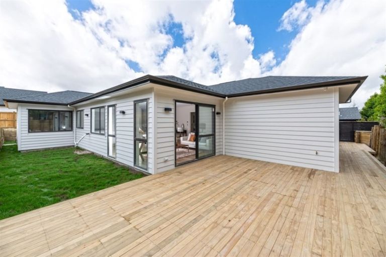 Photo of property in 19 Reserva Crescent, Kumeu, 0810