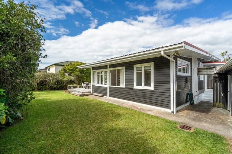 Photo of property in 42a Old Lake Road, Narrow Neck, Auckland, 0624
