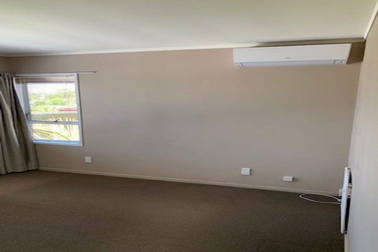 Photo of property in 1/6 Girrahween Drive, Totara Vale, Auckland, 0629