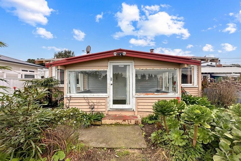 Photo of property in 42 Karaka Street, Castlecliff, Whanganui, 4501