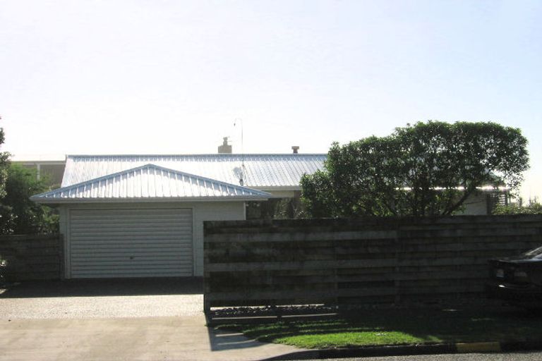 Photo of property in 131 Field Way, Waikanae Beach, Waikanae, 5036