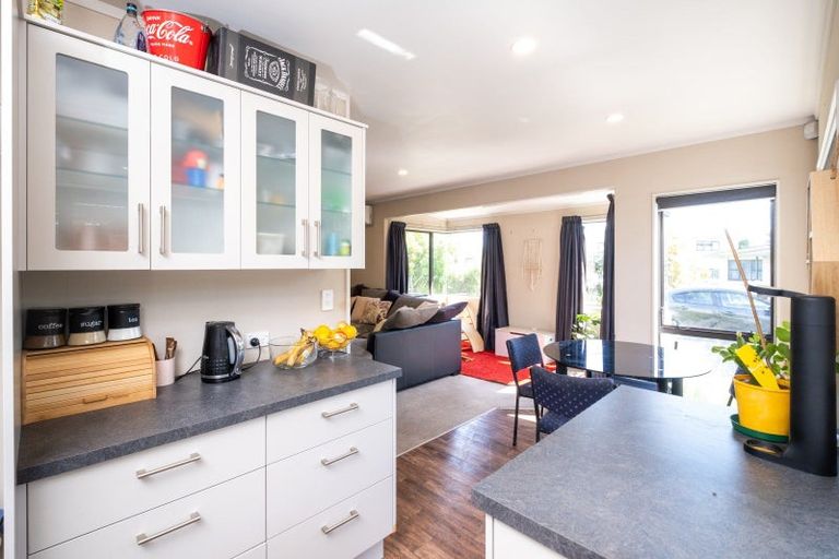 Photo of property in 16 Deakin Place, Clive, 4102