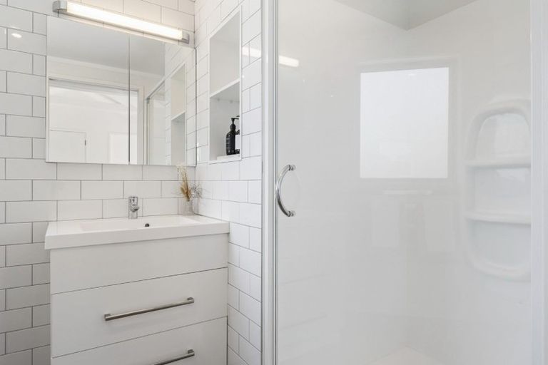 Photo of property in 2/26 Manly Esplanade, Browns Bay, Auckland, 0630