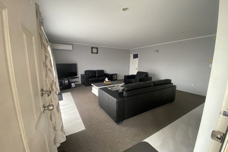 Photo of property in 100 Manuroa Road, Takanini, 2112