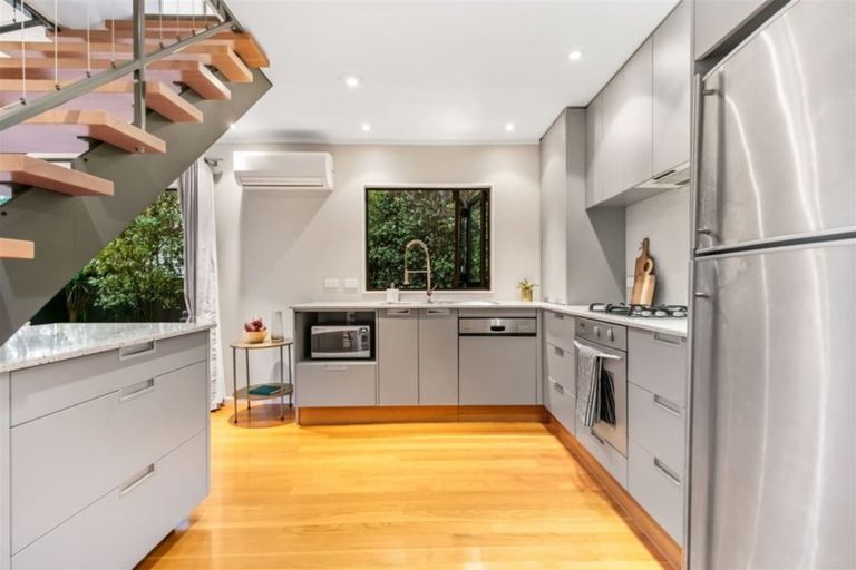 Photo of property in 193a Queen Street, Northcote Point, Auckland, 0627