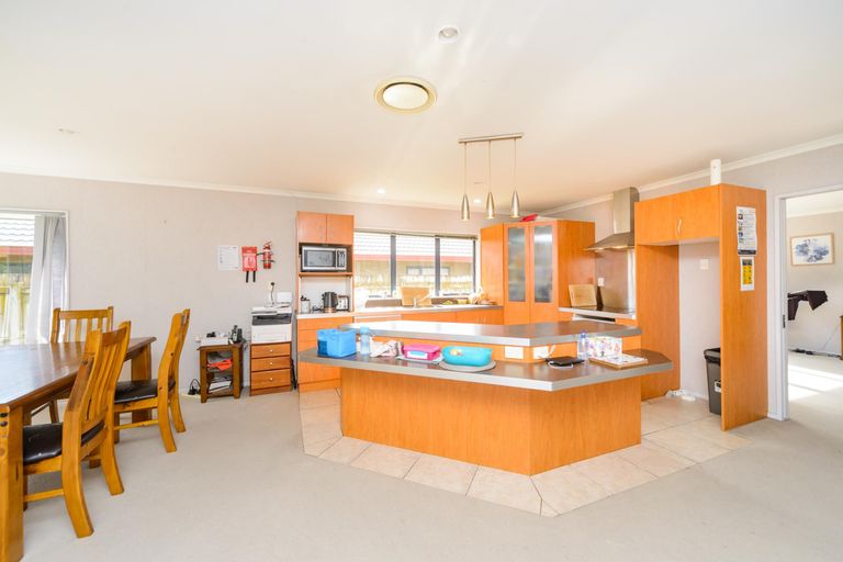 Photo of property in 114 Ruapehu Drive, Fitzherbert, Palmerston North, 4410