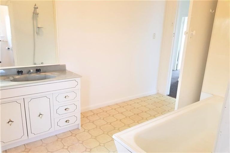 Photo of property in 15 Scarboro Terrace, Murrays Bay, Auckland, 0630