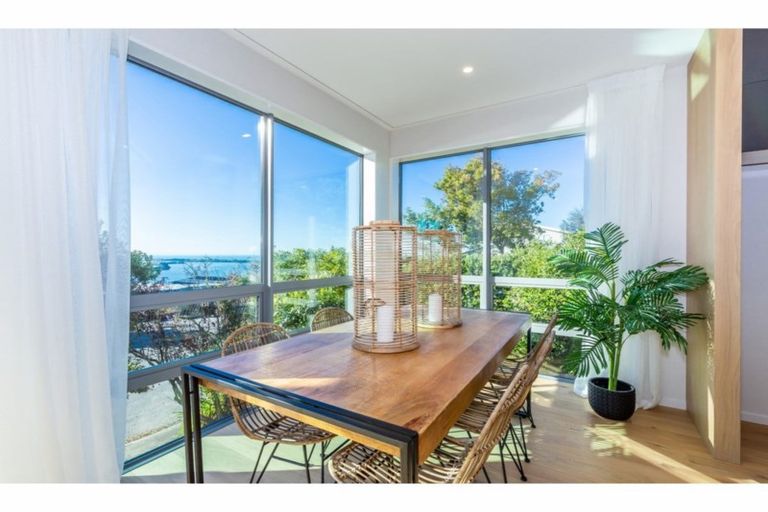 Photo of property in 10 Hilltop Lane, Mount Pleasant, Christchurch, 8081