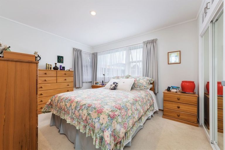 Photo of property in 17 Harmel Road, Glendene, Auckland, 0602